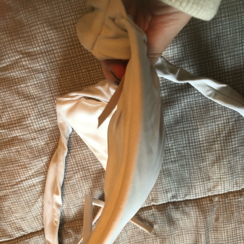 Victoria Secret white bikini top - Picture 3 of 3